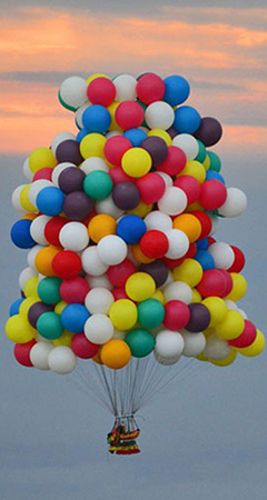 ensemble de ballons de baudruche gonflés et attachés